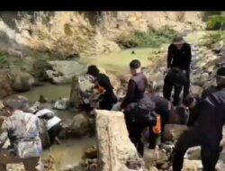 Brimob Polda Kaltara Membangun Jembatan Roboh di Tapal Batas, Sebatik Tengah