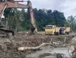 Penanganan Pasca Banjir, PUPR Kerahkan Alat Berat Bersihkan Material Lumpur