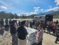 *Personel Kompi 4 Batalyon D Pelopor Satbrimob Polda Papua Bantu Dirikan Tenda Darurat untuk Warga Terdampak Longsor di Distrik Asotipo