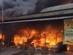 Kebakaran Hebat Laanda Pasar Induk Kramat Jati, 16 Mobil Damkar Diterjunkan ke Lokasi Kejadian