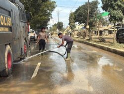 Minimalisir Debu Pasca Banjir, Polri Lakukan Pembersihan dan Penyiraman Jalan Protokol Aceh Tamiang