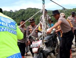 Polres Bener Meriah dan Brimob Pasang Tali Sling, Pulihkan Akses Warga Pasca Bencana di Bener Meriah dan Aceh Tengah*