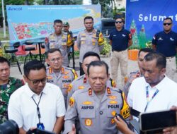 Pantau Libur Akhir Tahun di Ancol, Kapolda Metro Jaya Bagi-bagi Cokelat ke Pengunjung*