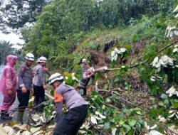 Hujan Deras Picu Longsor dan Banjir di Palembayan, Polri Sigap Evakuasi Warga