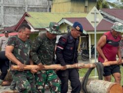 Sinergitas TNI Polri dan Masyarakat Bangun Jembatan Darurat di Aceh Singkil