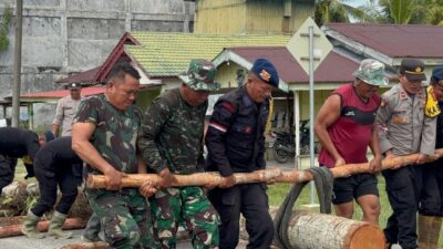 Sinergitas TNI Polri dan Masyarakat Bangun Jembatan Darurat di Aceh Singkil