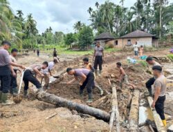 Tim SAR Resimen II Pasukan Pelopor Bantu Pencarian dan Pemulihan Infrastruktur Pascabanjir di Agam