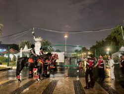 Polisi Berkuda Polsatwa Patroli di Monas, Warga Antusias hingga Foto Bareng