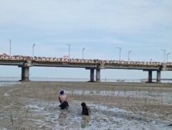 Respons Cepat Dit Polairud Polda Jatim Selamatkan Dua Anak Terjebak Lumpur di Wisata Kenjeran