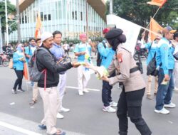 Polisi Bagikan Snack dan Air Mineral ke Massa Aksi Buruh di Depan Gedung Danareksa