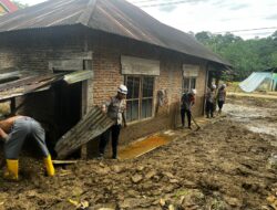 Tim SAR Brimob BKO Polda Sumbar Lakukan Pencarian Korban dan Salurkan Bantuan Banjir di Palembayan