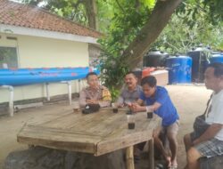 Bhabinkamtibmas Pulau Kelapa Sambang Warga, Ajak Jaga Kamtibmas dan Waspada Cuaca Buruk Saat Melaut