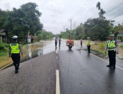 Personel Sat Lantas Polres Belitung Patroli Lokasi Rawan Banjir di Desa Perawas hingga Desa Cerucuk