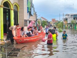 Kapolsek Kelapa Gading Pimpin Evakuasi Warga Terdampak Banjir di Pegangsaan Dua