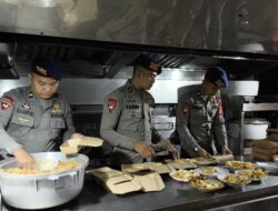 Brimob Polda Metro Jaya Dirikan Dapur Lapangan untuk Bantu Warga Terdampak Banjir di Jakarta Utara