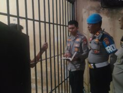 Kapolsek Kelapa Gading Hibahkan Al-Qur’an Kepada Tahanan di Rutan Polsek Kelapa Gading
