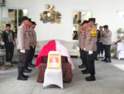 Kapolda Jatim Pimpin Upacara Pelepasan Jenazah Brigjen Pol Anumerta Ary Satriyan di Bekasi