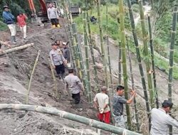 Gotong Royong Menahan Longsor: Polsek Kute Panang dan Warga Lukup Sabun Barat Bersatu Menjaga Jalan Kehidupan