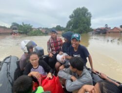 Brimob Polda Metro Jaya Sigap Evakuasi Warga Terdampak Banjir Kali Ulu Cikarang
