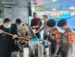 Polri Bergerak Tangani Banjir Cakung, Kerahkan 132 Personel, Perahu Taktis, Kendaraan 4×4, dan Dapur Lapangan Brimob