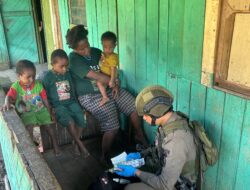 Di Balik Tugas Pengamanan, Brimob Hadir Menyembuhkan dan Menguatkan Warga Sinak