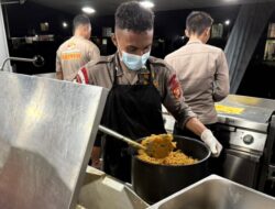 Banjir Rendam Sukamekar Bekasi, Brimob PMJ Dirikan Dapur Lapangan untuk Warga