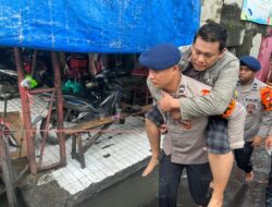Evakuasi Warga Terdampak Banjir, Brimob Gendong Warga Yang Sakit