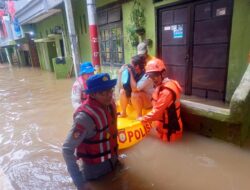 Sigap di Tengah Banjir, Tim SAR Ditpolairud Polda Metro Jaya Evakuasi Warga