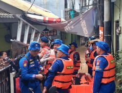 54 Rumah Terdampak Banjir di Kebon Pala, Tim SAR Ditpolairud Polda Metro Jaya Evakuasi Warga