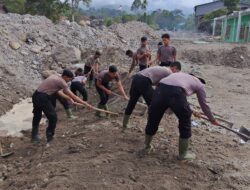 Bersihkan Rumah Allah Pascabanjir, Polri dan Warga Bener Meriah Gotong Royong Siapkan Meunasah Sambut Rahmadan