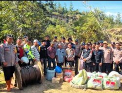 Tembus Medan Sulit, Polres Aceh Tengah Distribusikan Sembako dan Sling Baja ke Kemukiman Jamat