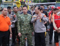 Brimob Metro Jaya Bersama Warga Bersihkan Bantaran Kali di Senen