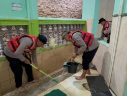 Jelang Ramadhan, Dit Samapta Polda Metro Jaya Bersih-bersih Mushola Terdampak Banjir Di Jaktim