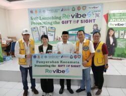 “Kolaborasi ‘Revibes Presenting the Gift of Sight’ Berikan Bantuan Kacamata ke MTsN 36 Jakarta”