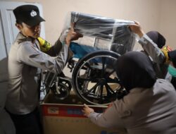 Peduli Sesama, Kapolres Metro Bekasi Serahkan Bantuan Kursi Roda, Sepeda, perlengkapan sekolah dan Sembako di Sriamur