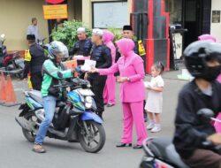 *Brimob Polda Metro Jaya Bagi Takjil untuk Warga di Depan Mako Gegana