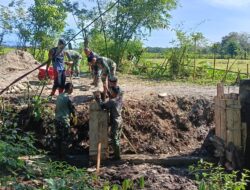 Dari Ember Ke Ember, Tim Satgas TMMD Kodim 0105/Abar Bersama Masyarakat Estafet Adu Tenaga Sempurnakan Pengecoran Tiang Wingwall