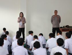 *Bangun Generasi Tertib dan Berkarakter, Polres Jakbar Sambangi SMK Kebon Jeruk Lewat Program Police Goes To School