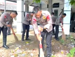 Jaga Kebersihan Rumah Ibadah, Brimob PMJ Korvey Lingkungan Masjid Al Mubarokah*