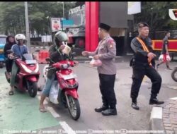Brimob Polda Metro Jaya Gelar Aksi Berbagi Takjil bagi Masyarakat yang Berpuasa*