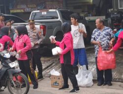 Bhayangkari Ranting Duren Sawit Bagi-bagi Takjil di Jaktim, 300 Paket Disiapkan*