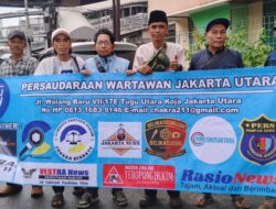 Persaudaraan Wartawan Jakarta Utara (PWJU) Berbagi Takjil di  Samping Pertigaan Ramayana Permai