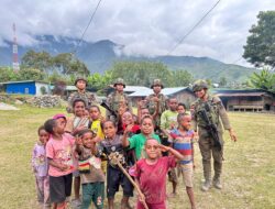 *Polisi Hadir Menyapa Warga di Kulirik, Pendekatan Humanis Satgas Damai Cartenz Perkuat Rasa Aman