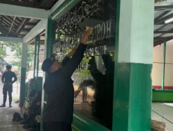 *Gegana Brimob PMJ Bersihkan Masjid Al-Magfiroh di Slipi, Wujud Kepedulian Jaga Lingkungan*