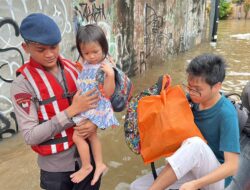 *Banjir 2 Meter Rendam Bangka V Jaksel, Brimob Evakuasi Warga