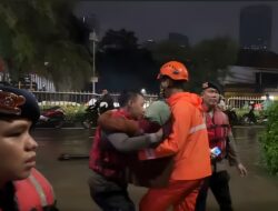 *Brimob Metro Jaya Evakuasi Lansia 84 Tahun di Tengah Banjir Pondok Karya