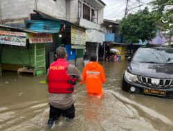 *Respons Cepat Banjir Pondok Karya, Ditsamapta Polda Metro Jaya Turun Evakuasi Warga*