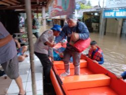 *Polairud Polda Metro Jaya Evakuasi Warga Terdampak Banjir di Pondok Karya Jaksel*