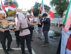 *Penyampaian Aspirasi di Kedubes AS Berlangsung Kondusif, Polisi Bagikan Snack ke Peserta Aksi*