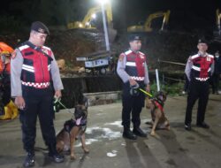 *Gunung Sampah di TPST Bantargebang Longsor, 4 Orang Tewas dan Sejumlah Truk Tertimbun*